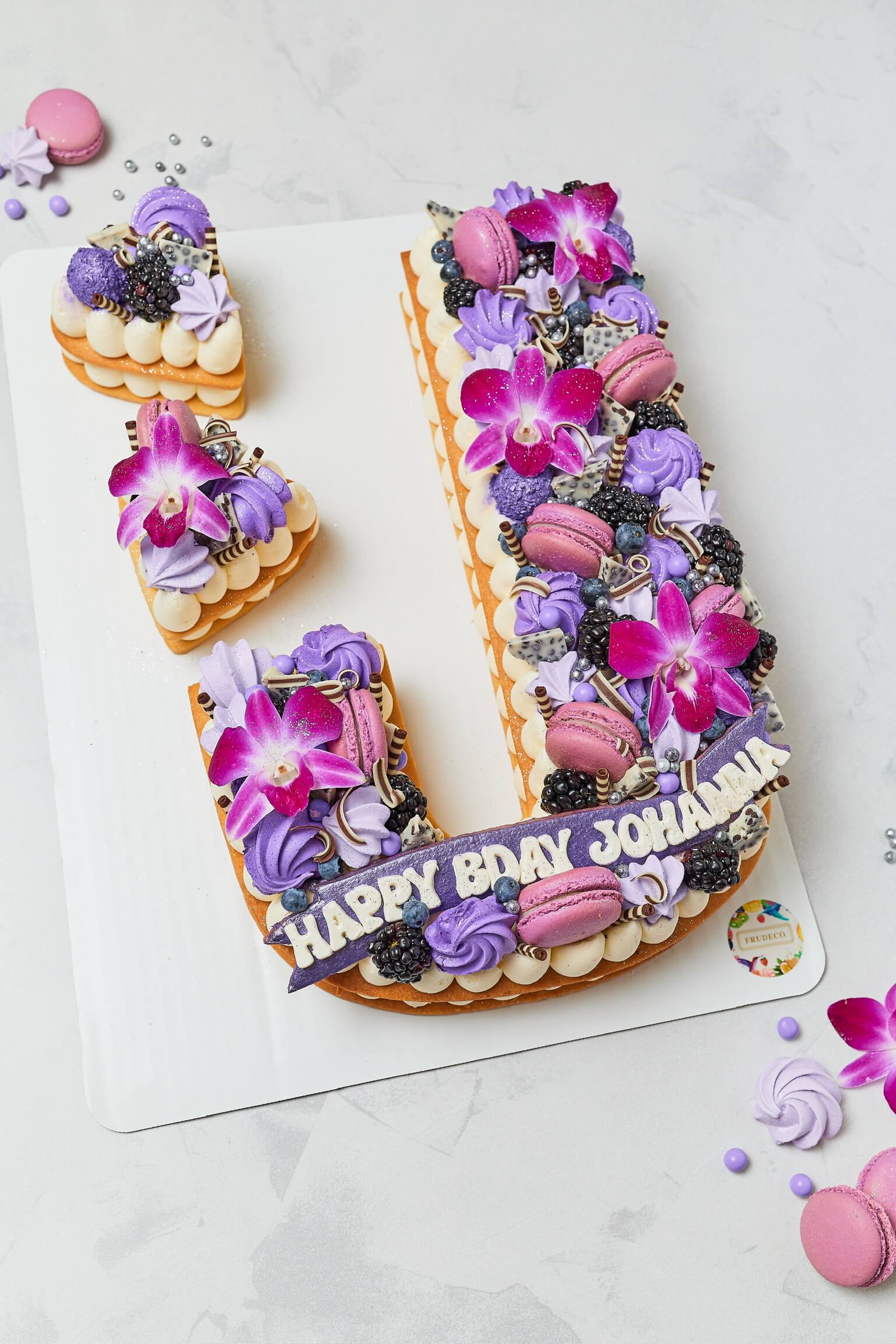 Letter Cake for birthday with roses | Monogram cupcakes, Bunny birthday  party, Dessert decoration